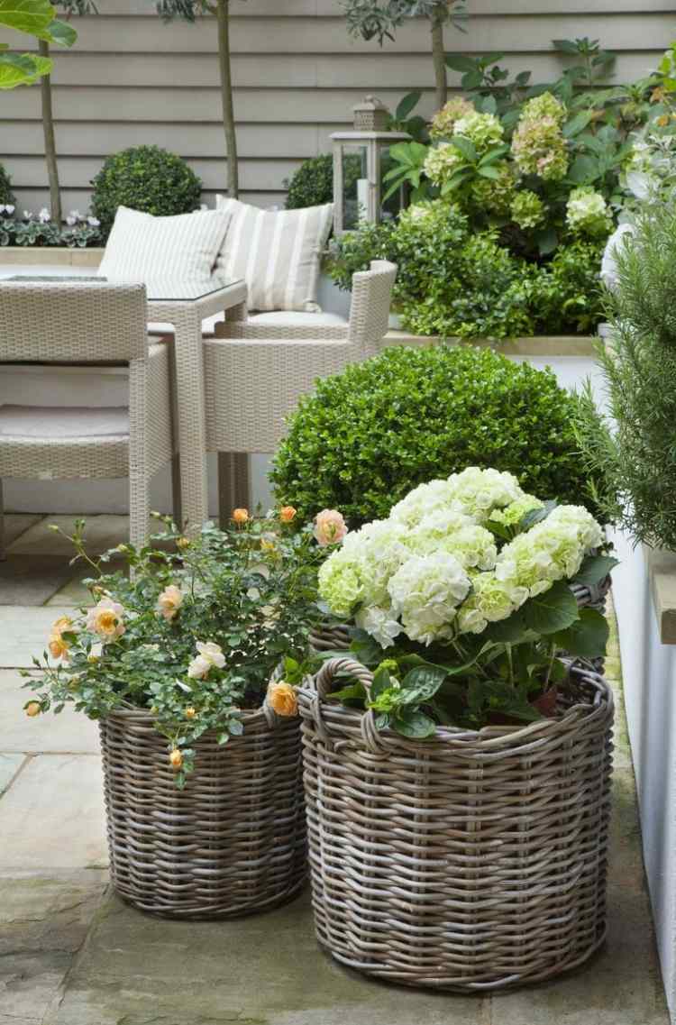 liten trädgård-design-shabby-stor-korg-hortensia-rosor-låda-träd