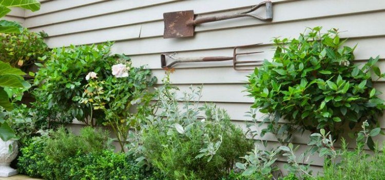 liten-trädgård-design-shabby-dekoration-spade-buskar