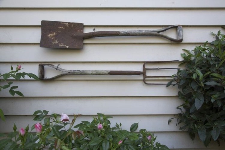 trädgård-shabby-look-vintage-dekoration-spade-pitchfork