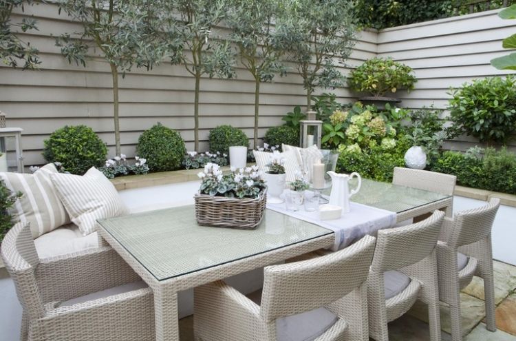 Liten trädgård design-matplats-ljus grå-rotting-möbler-sekretess staket