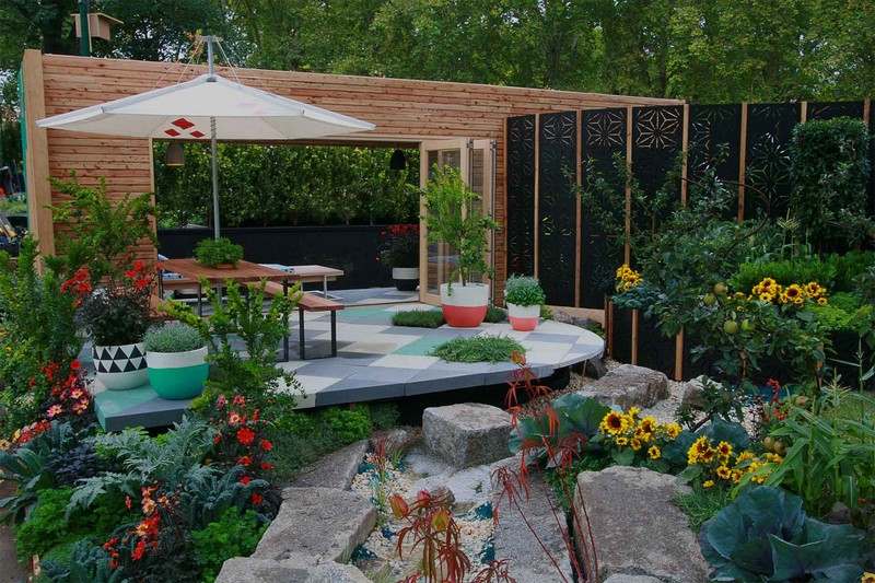Liten-trädgård-terrass-skapa-idéer-pergola-perforerat-metall-staket