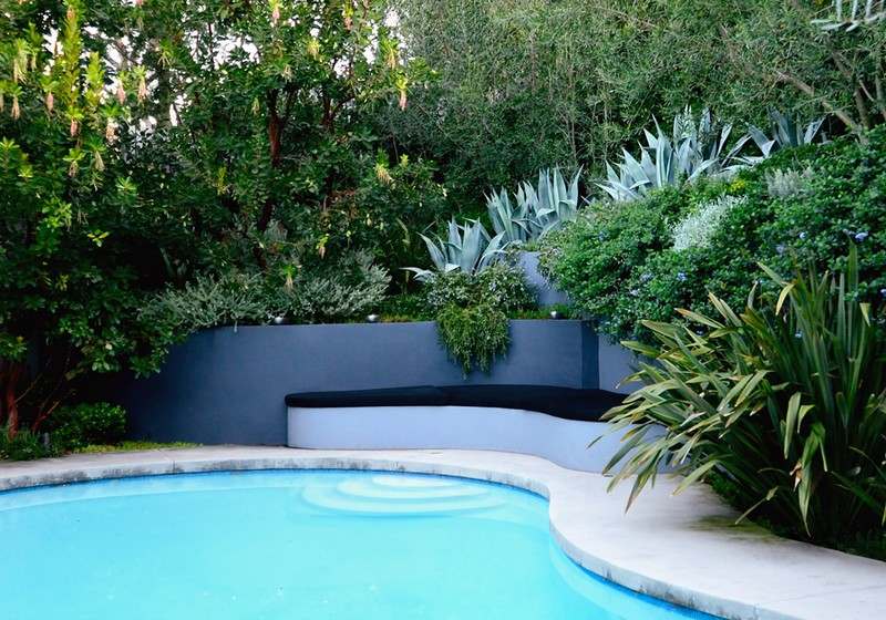 Liten trädgård-bakgård-pool-trädgård bänk-sluttning läge