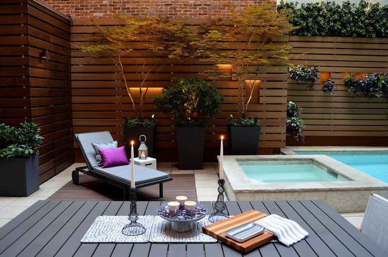 Liten trädgård bakgård stad villa trä staket planter