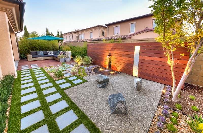 Liten bakgård trädgård-vatten funktioner-sittgrupp-natursten terrass