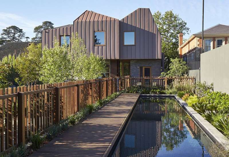 Liten trädgård-pool-graeser-medelhavs-bakgård-design