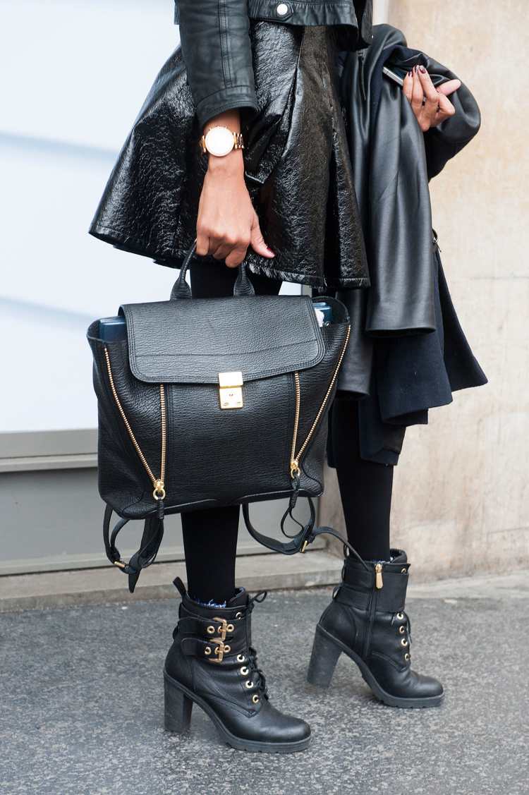 Liten ryggsäck -handväska-outfit-svart-läder-eleganta-kvinnor