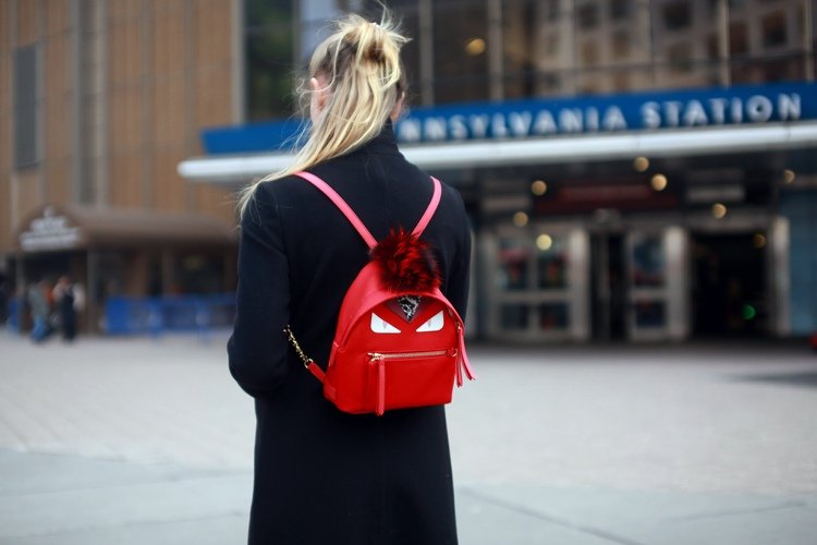 liten ryggsäck-handväska-outfit-läder-röd-fendy
