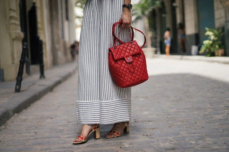 Liten ryggsäck -handväska-outfit-läder-chanel-röd