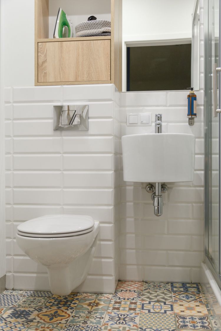 litet badrum vita väggplattor strappy mönstrade golvplattor runt handfat