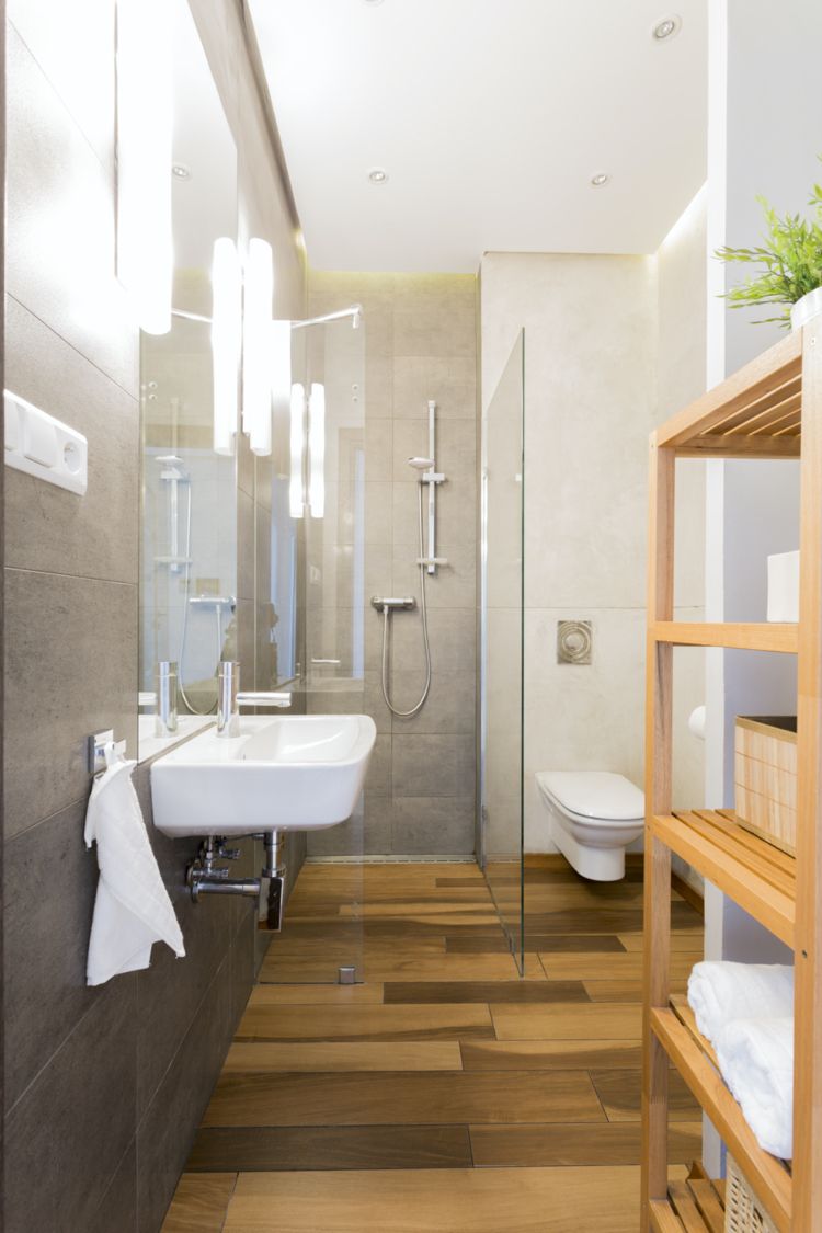 smalt badrum modernt med dusch och välplanerad belysning