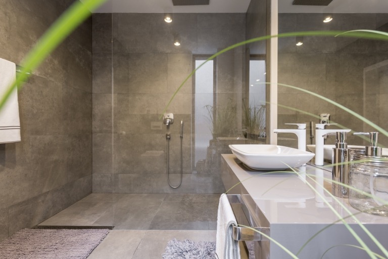litet badrum med duschkabin design mellanvägg av klart glas