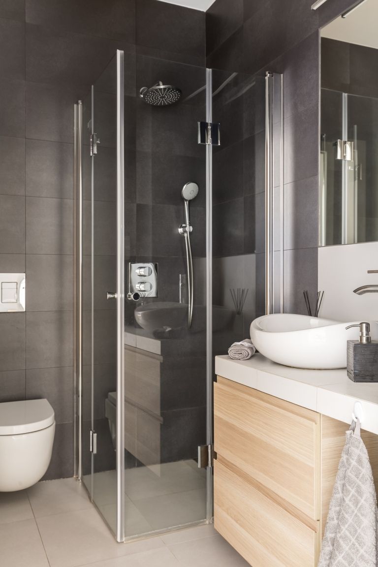 design litet badrum med hörndusch fällbara dörrar regndusch klinkergolv