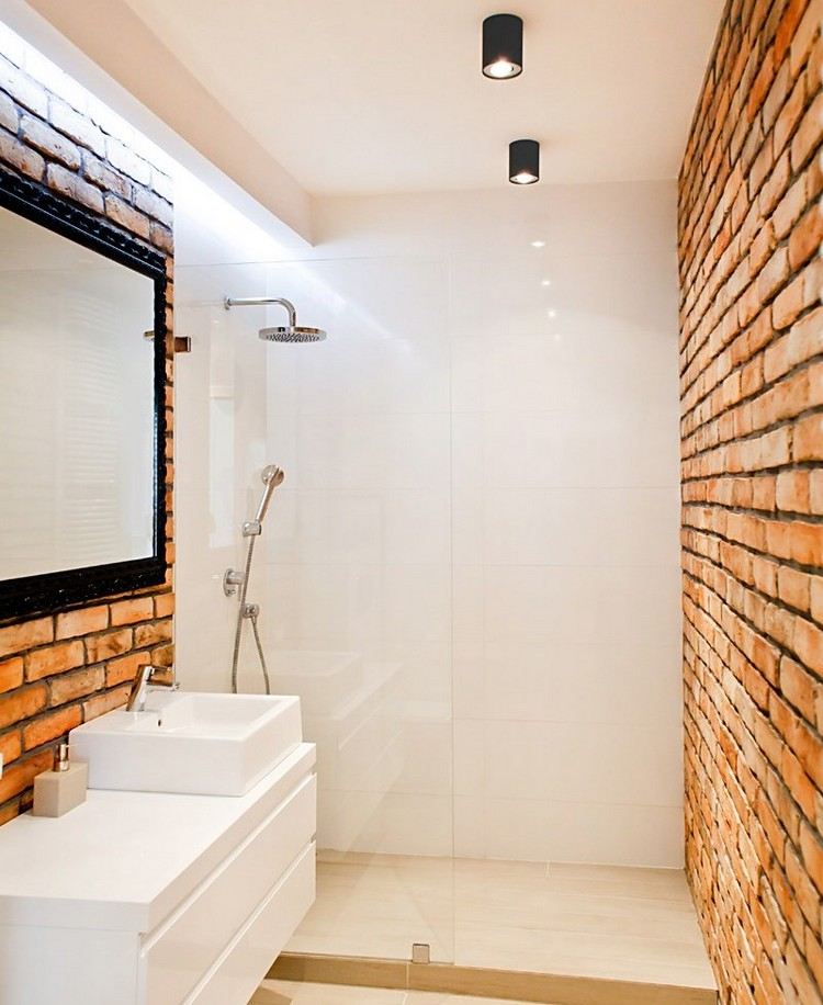 litet badrum-inredning-walk-in-glass-dusch-vit-vägg-kakel-tegel-look