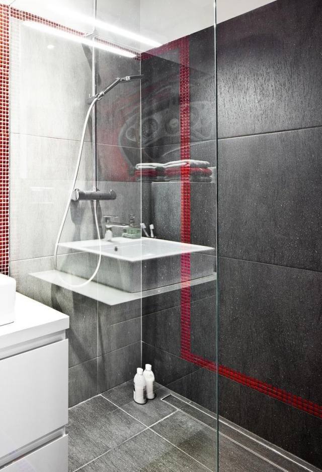 öppen-whale-in-shower-glas-vägg-utan-dörr-grå-vägg-brickor-matt