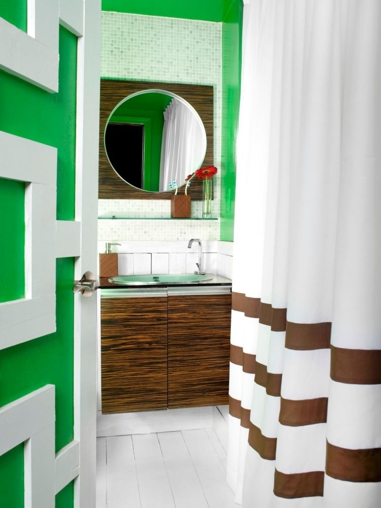 litet-badrum-vit-brun-grön-dusch-gardin-spegel-rund