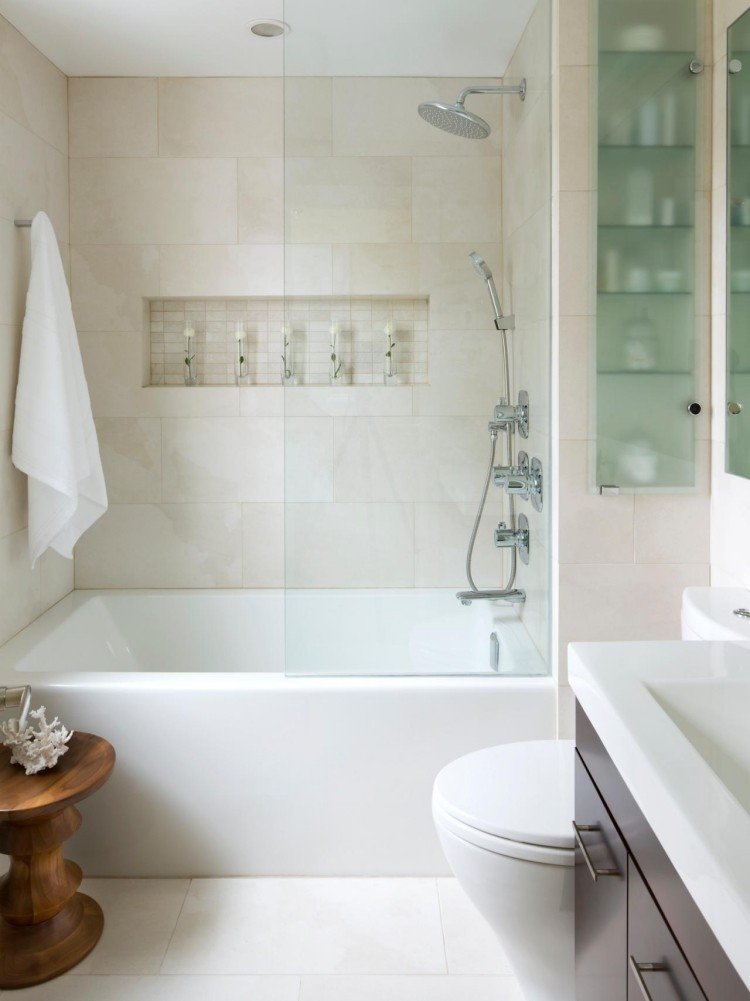 litet-badrum-vitt-badkar-dusch-toalett-lagringsutrymme-hyllor inbyggda