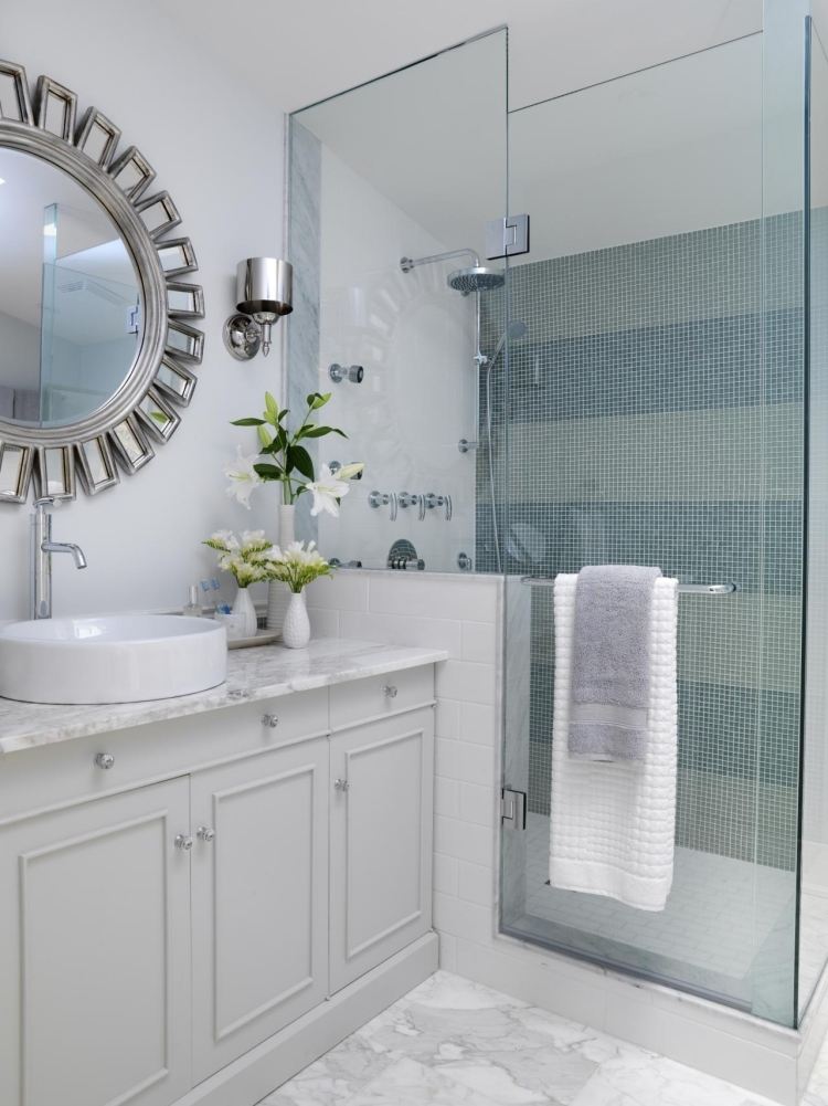 vit duschkabin-marmorgolv-glasvägg-mosaikplattor-spegelram