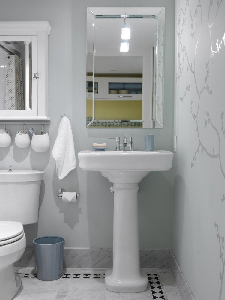 litet-badrum-vanligt-vit-sanitär-vintage-stil-vägg-tatuering-spegel