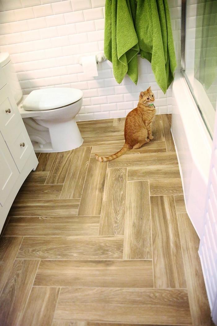 små-badrum-golv-kakel-trä-look-fisk-kvalitet-mönster