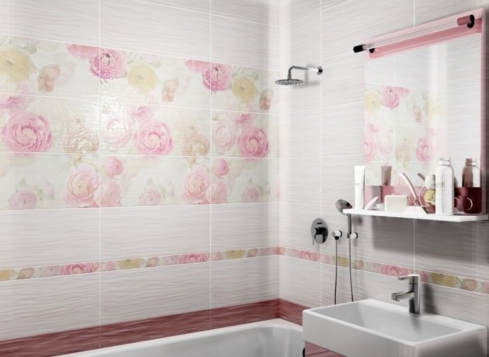 litet-badrum-vägg-kakel-idéer-grädde-rosa-ros-mönster