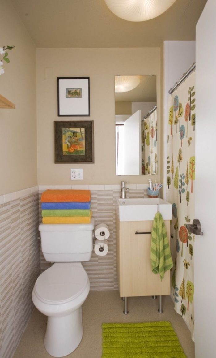 litet-badrum-kakel-vägg-färg-beige-ton-dusch-gardin