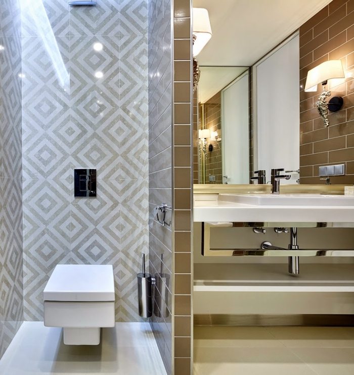 små-badrum-kakel-idéer-toalett-område-diamant-mönster-beige