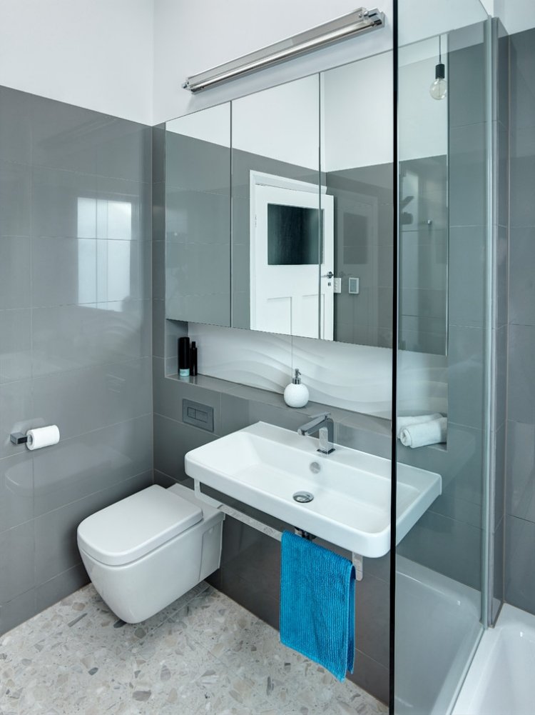 Litet badrum modern-grå-högglans kakel-spegelskåp