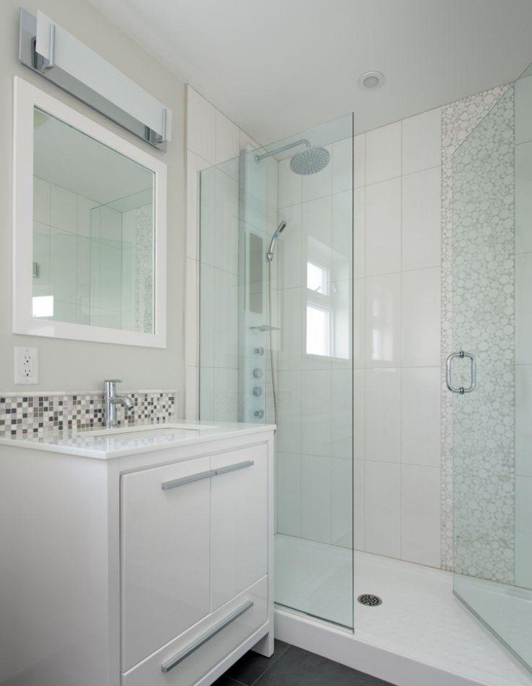 Litet badrum dusch-glas-dörr-vita kakel