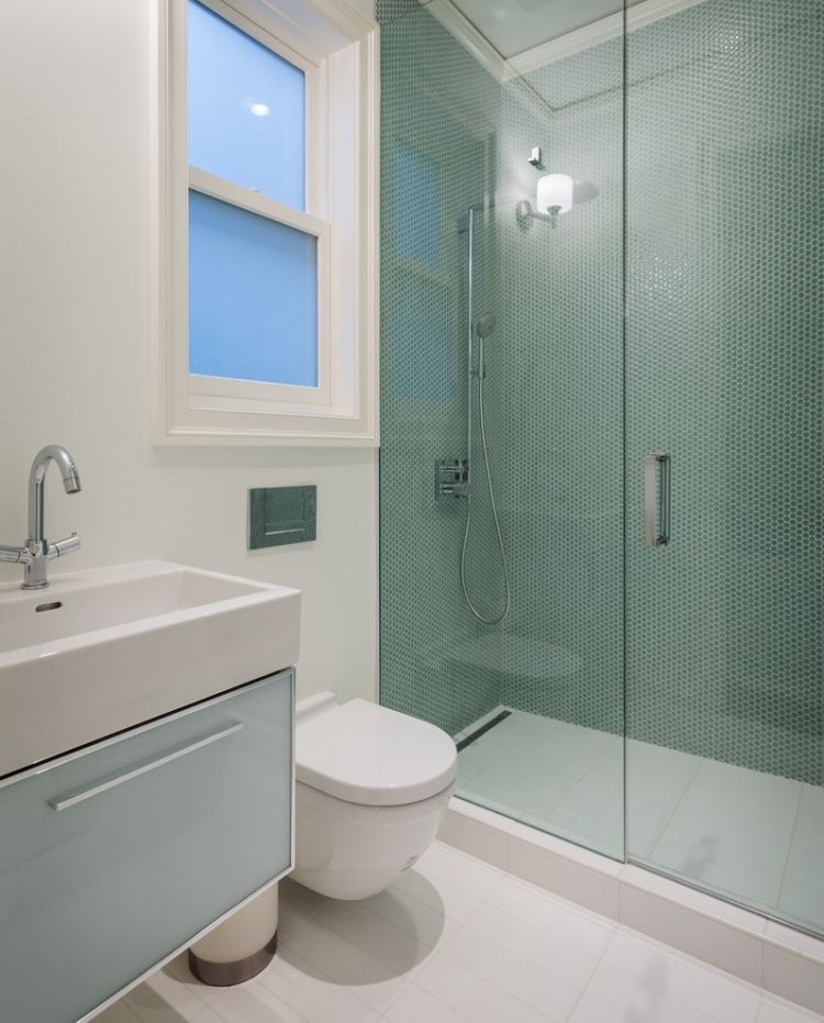 litet-badrum-dusch-glas-dörr-grönt-kakel-prickat-mönster