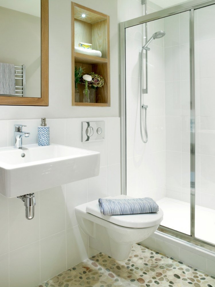 litet badrum-dusch-skjutdörr-vita-väggplattor