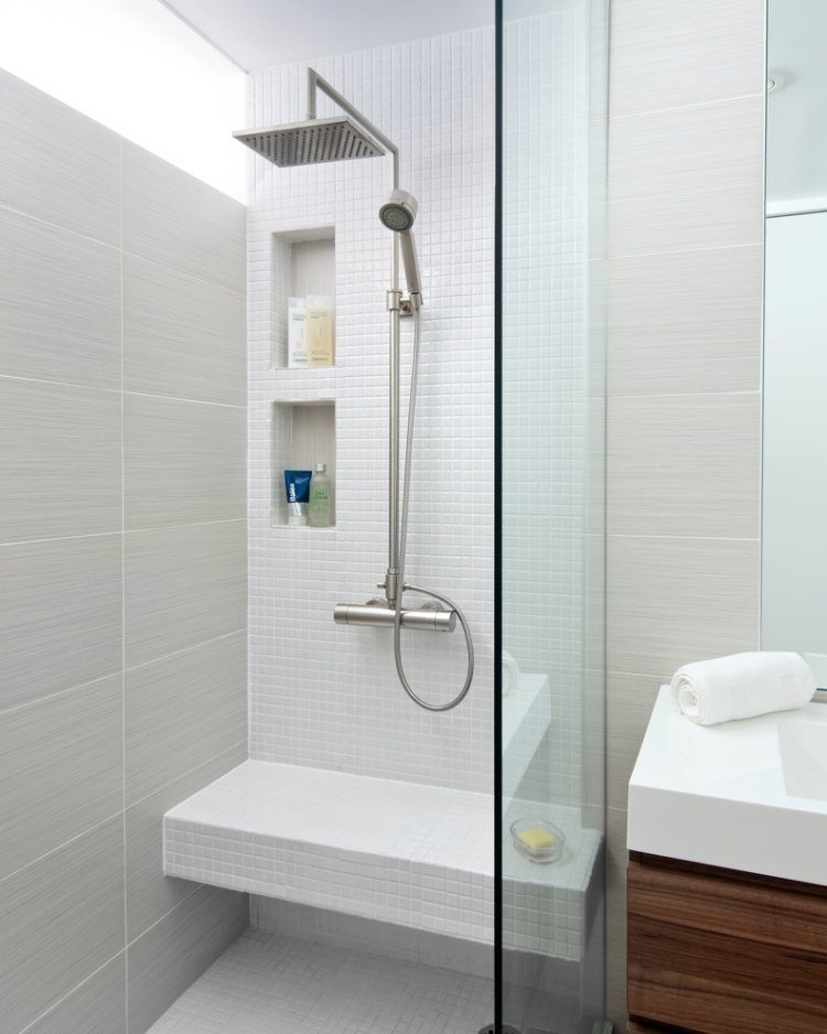 små-badrum-dusch-grå-vägg-kakel-hyllor-vägg nischer
