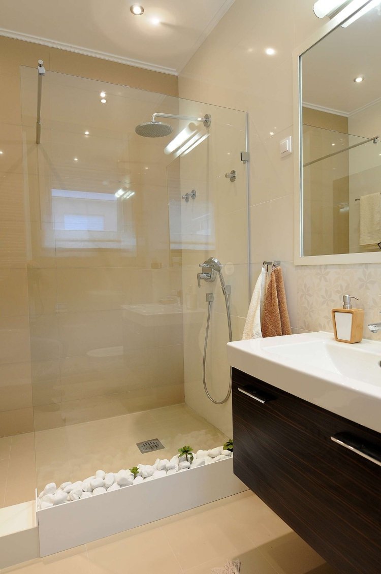 litet-badrum-dusch-glas-vägg-vitt-dekorativt grus