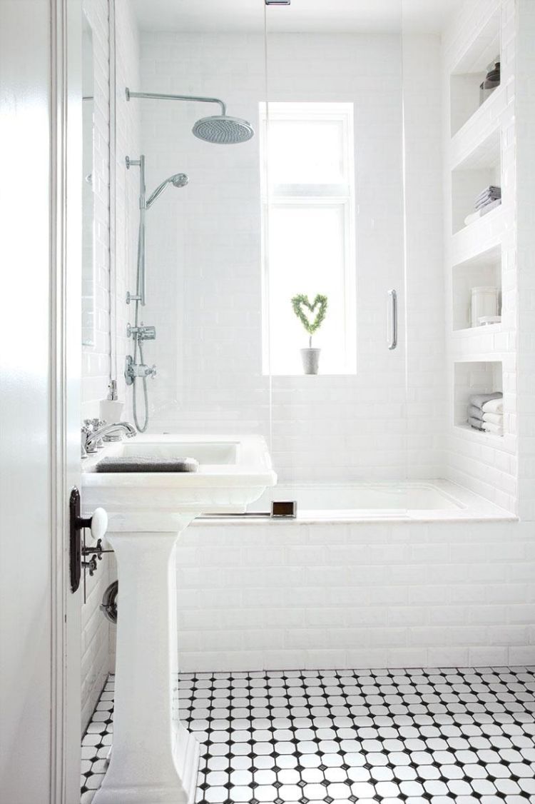 små-badrum-vägg-i-badkar-glas-partition-hyllor-vägg nischer
