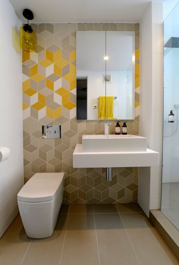litet-badrum-brun-gul-vit-geometrisk-kakel-bänk-diskbänk-spegel-skåp