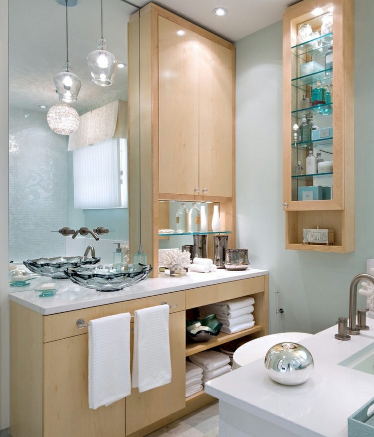 litet-badrum-brun-ljusblå-spegel-vägg-glas-bänk-diskbänk-glas-hylla-trä-badrumsmöbler
