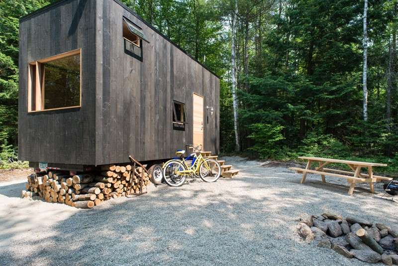Små hus -skog-natur-cykel-ved-grus-utomhus-camping-mobil-utanför