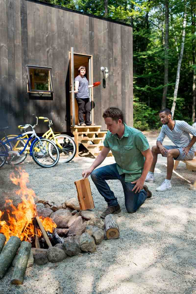 litet hus-utomhus-öppen spis-ved-lagring-cyklar-camping-semester-natur-skog