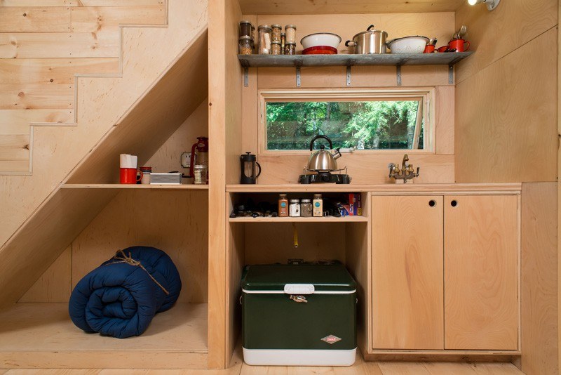 litet hus-kök-rad-diskbänk-hyllor-lagringsutrymme-praktiskt-funktionellt
