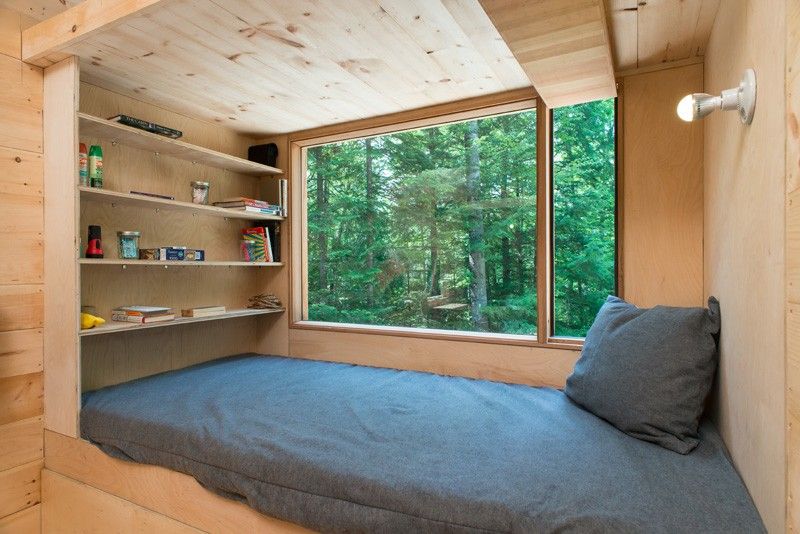 litet hus-enkelsäng-hyllor-förvaringsutrymme-böcker-brädspel-fönster-läslampa