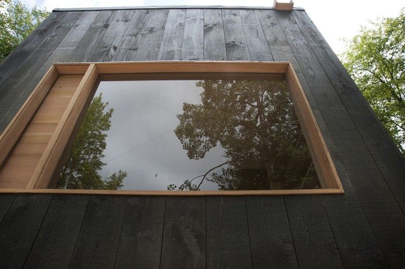 litet hus-fönster-utanför-trä-design-enkelt-mobil-hus