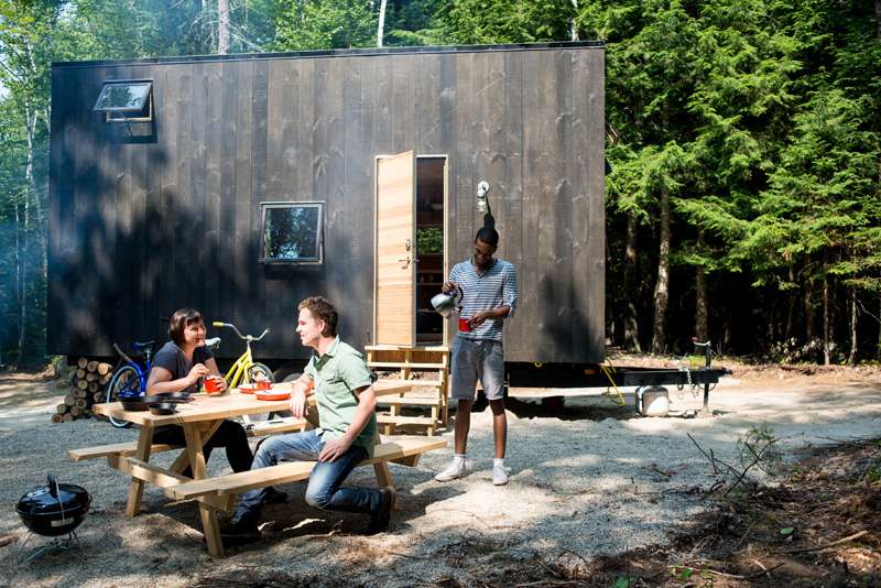 Litet hus-semester-camping-utomhus-grill-ved-skog-natur