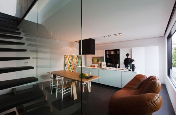 öppet vardagsrum-trappor svart-soffa vitt kök