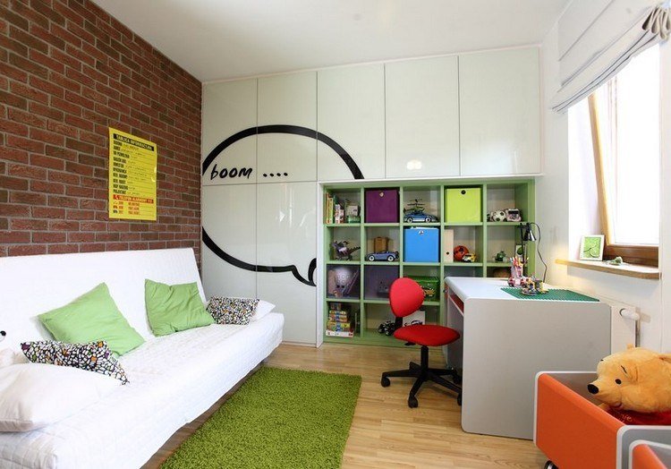 små-barnrum-möblering-idéer-inbyggd-i-garderob-hyllsystem-tapeter-tegel-vägg