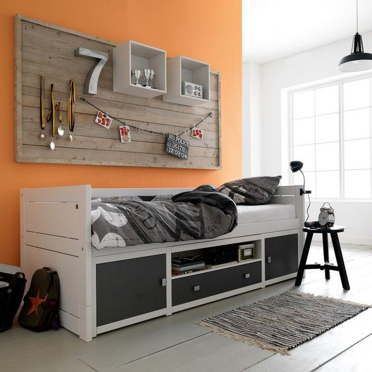 små-barn-rum-inredning-idéer-enkelsäng-säng-lagring-orange-vägg-måla-pojke