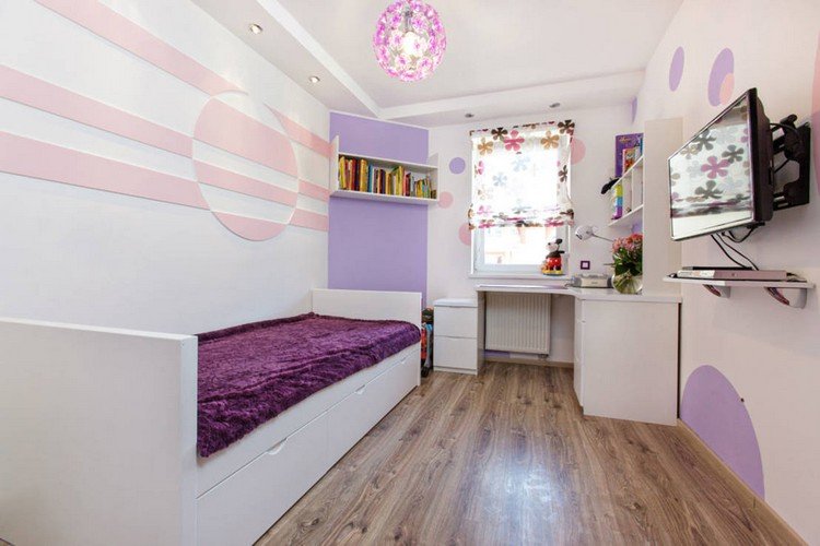 små-barn-rum-inredning-idéer-flicka-enkelsäng-säng-box-hörn-skrivbord