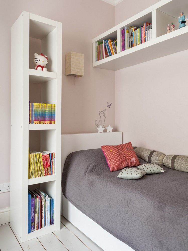 små-barnrum-uppsättning-idéer-tjej-vita-möbler-bokhyllor-rosa-väggfärg