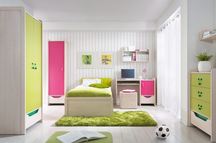 små-barn-rum-inredning-idéer-möbler-ljus-trä-färgglada-skåp-fronter