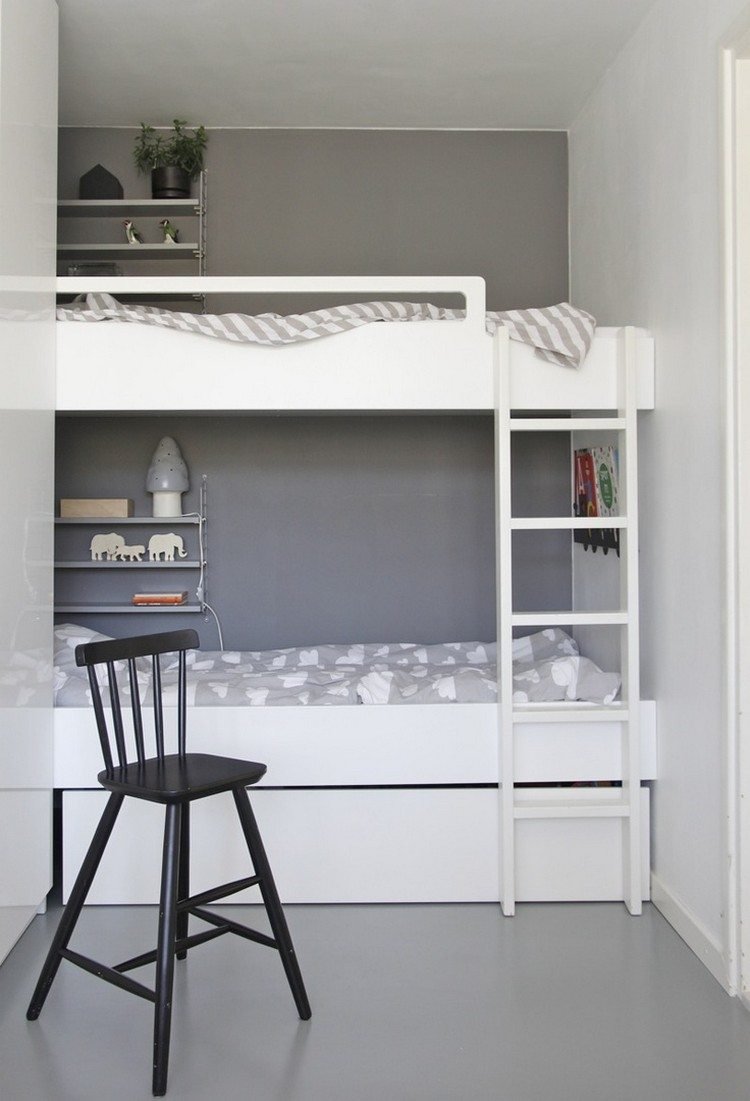 små-barnrum-uppsättning-två-vita-våningssäng-grå-väggfärg
