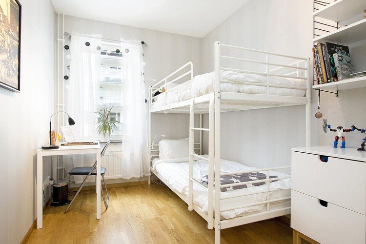 små-barn-rum-uppsättning-två-våningssäng-möbler-vit-parkett-golv