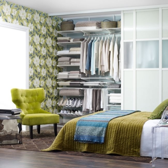 litet sovrum mönster tapeter blommor grön öppen garderob